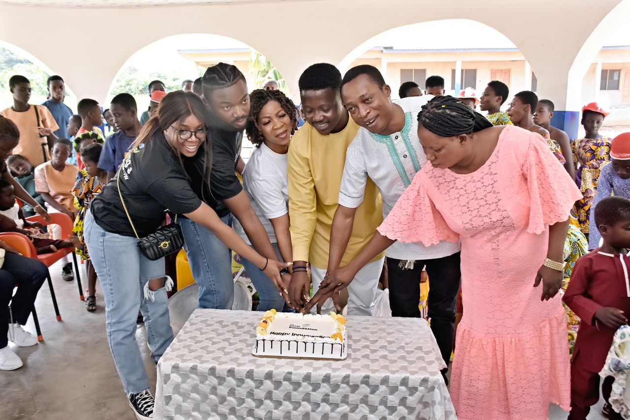 Cutting a cake together with the children and caregivers